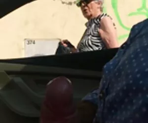 Masturbuje się na łóżku sex darmowe hd
