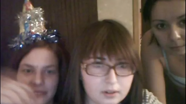 Trzy pary siedzą na filmy porno za darmo w hd kanapie.